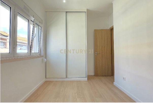 Fotografia 5 de Apartamento T1 Remodelado no Centro da Amadora