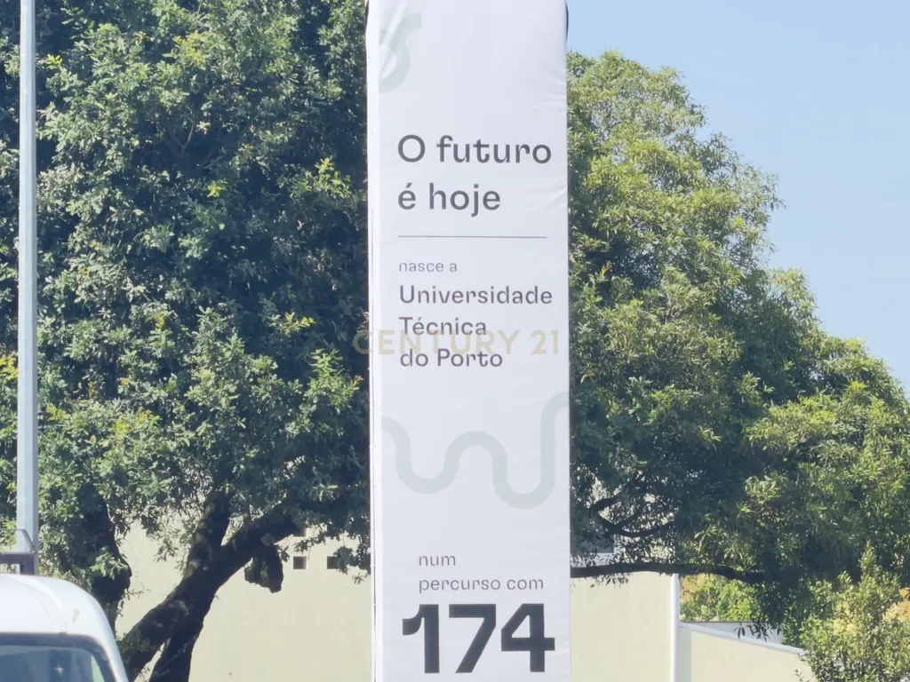 Moradia T3 Térrea para Remodelação | Excelente Oportunidade de Investimento junto ao Hospital de São João - Image 11