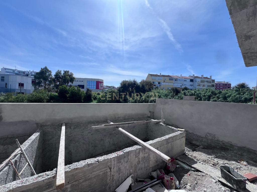 Moradia Nova T4 com Piscina junto a Vale de Gatos, Amora. - Image 12