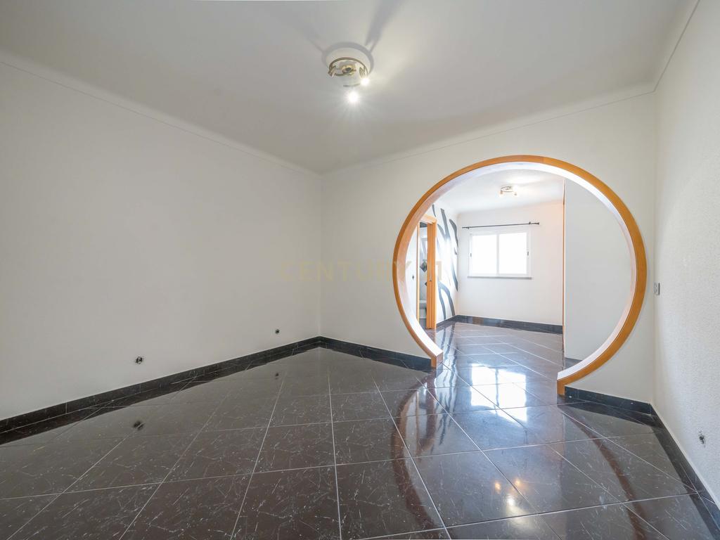 Moradia T2+1 com Aproveitamento de Sótão, Varanda e Quintal, no Peixe Frito, em Setúbal - Image 14