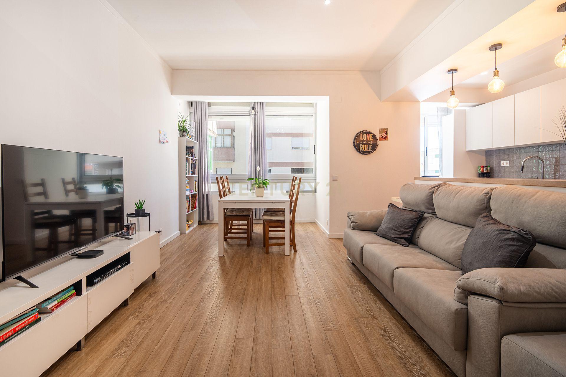 Fotografia 3 de Apartamento Renovado T2 em Oeiras, ótimas áreas e com tudo perto de si!!!