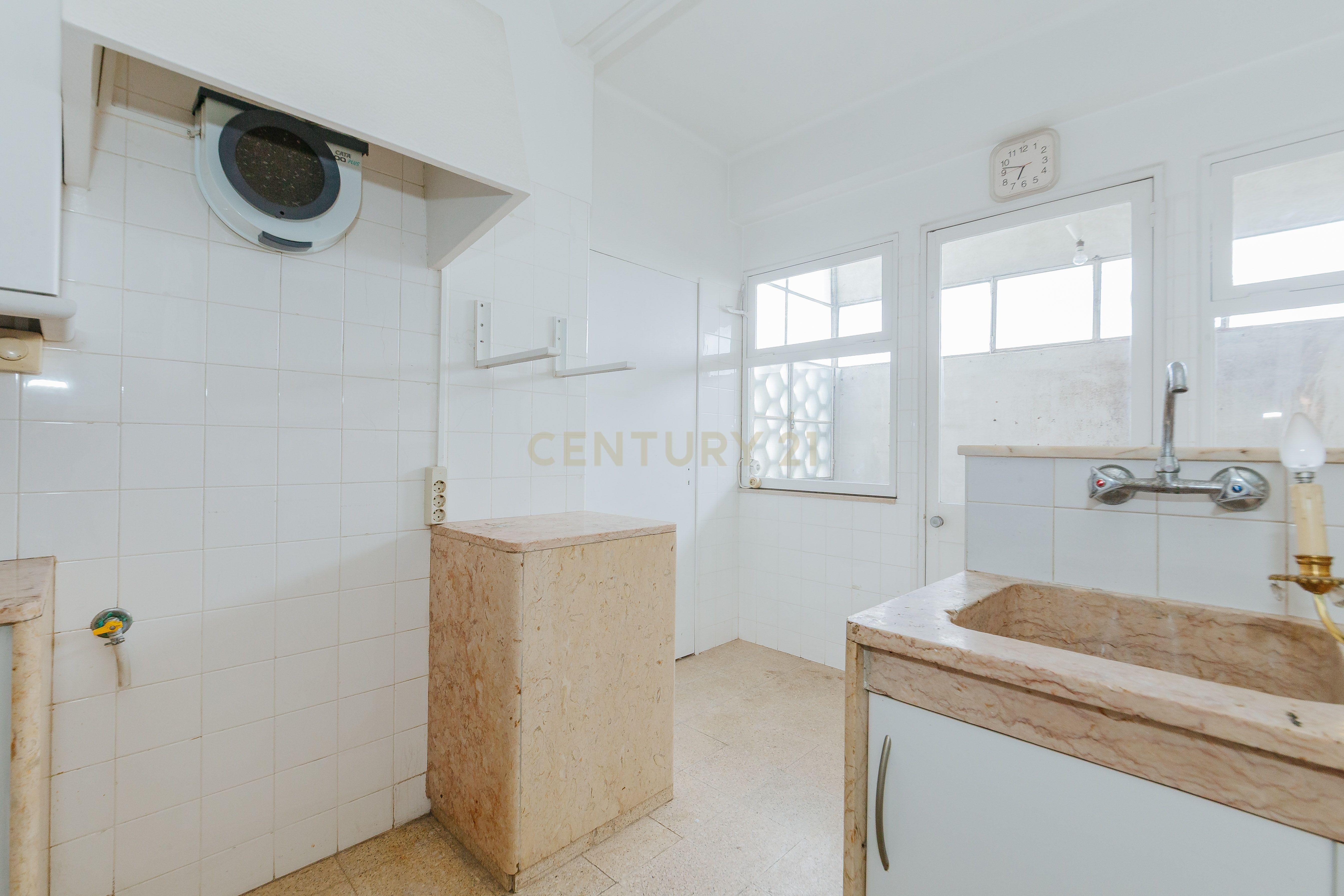 Fotografia 11 de Apartamento T4 para Remodelação nos Olivais, Lisboa - Oportunidade Única