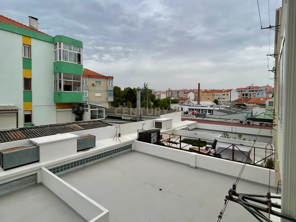 Apartamento T3 na avenida principal de Corroios - Oportunidade Única! - Image 18