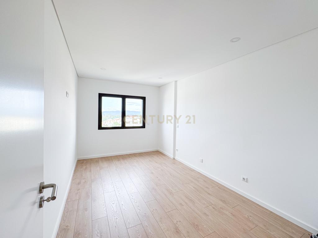 Apartamento T3 Remodelado com garagem em Braga | Próximo do Centro Histórico - Image 32