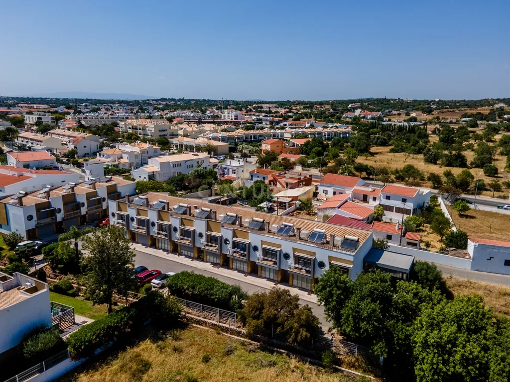 Moradia T3, com piscina, inserida num Condomínio Familiar – Ferreiras, Albufeira - Image 31