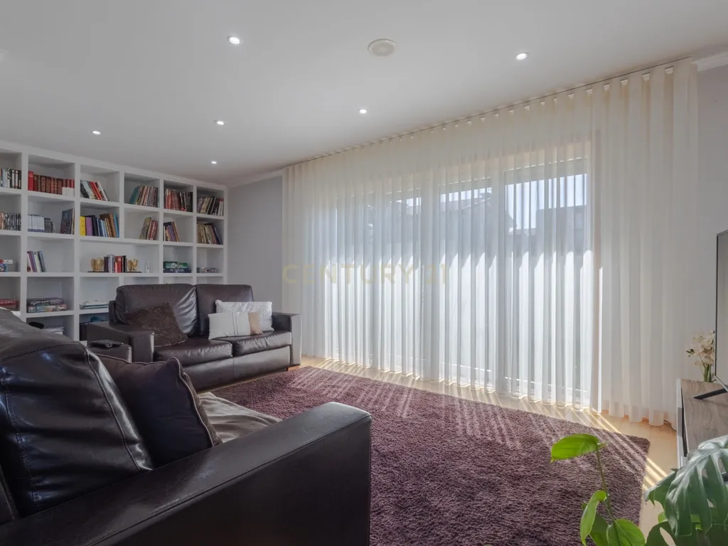 Moradia T3 de Excelência na Maia| 398 m² | 3 Suítes | Garagem para várias Viaturas - Image 5