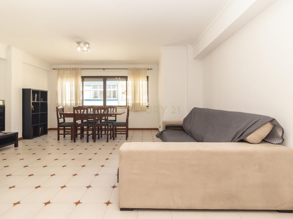 Apartamento T2 de 98m2 com Excelentes Áreas e 2 WC no Centro da Costa da Caparica - Image 1