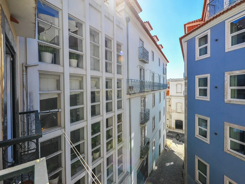 T2 Totalmente Remodelado e Mobilado – Misericórdia, Lisboa - Image 18