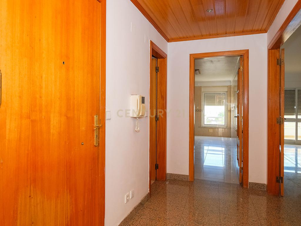 Apartamento T3 luminoso na Parede com varandas, garagem e arrecadação - Image 2