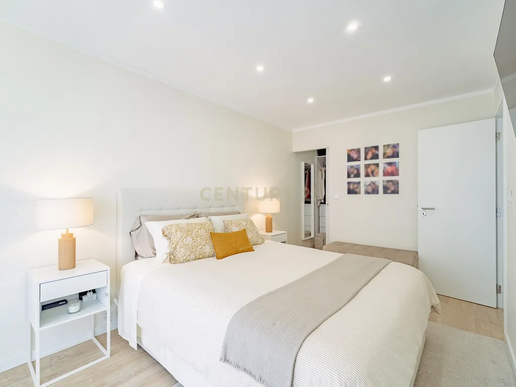 Apartamento T2 Remodelado na Torre da Marinha - Image 3