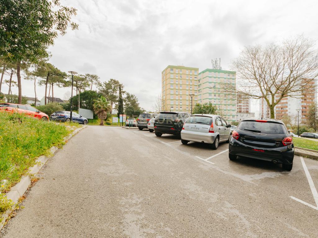Apartamento T2 Renovado em Miratejo - Image 23