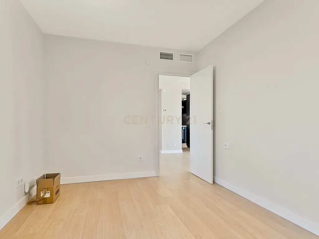PENTHOUSE TOTALMENTE REMODELADA E PRONTA A ESTREAR COM VISTAS PANORÂMICAS PARA O MAR, DUAS VARANDAS E PISCINA EM MIJAS COSTA - Image 15