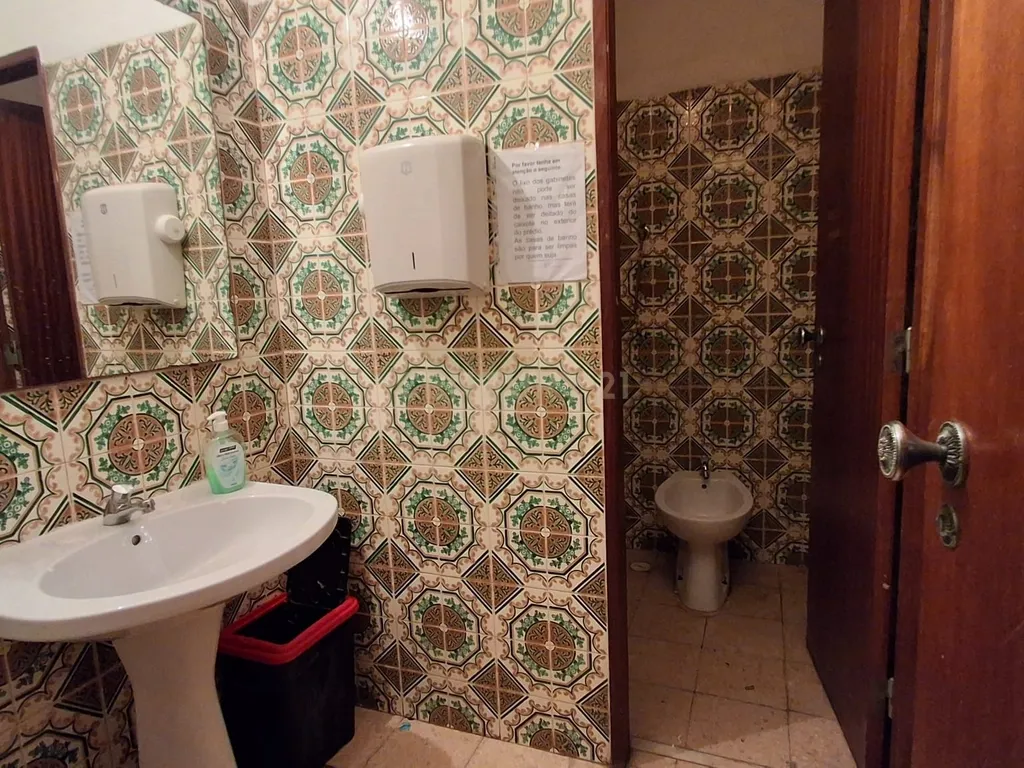 ATENÇÃO INVESTIDORES! Excelente oportunidade de investimento na Amadora. Escritório com 34 m² de área total, dividido em duas salas e corredor. - Image 11