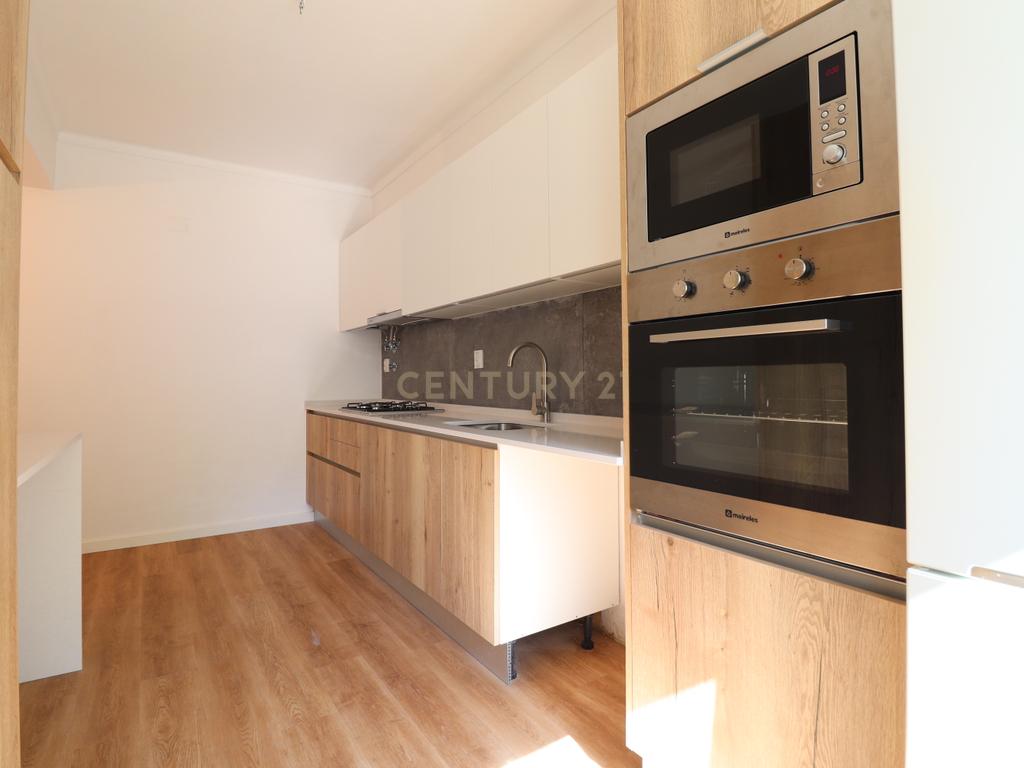 Apartamento T3 Remodelado na Avenida do Cristo Rei - ALMADA - Image 3