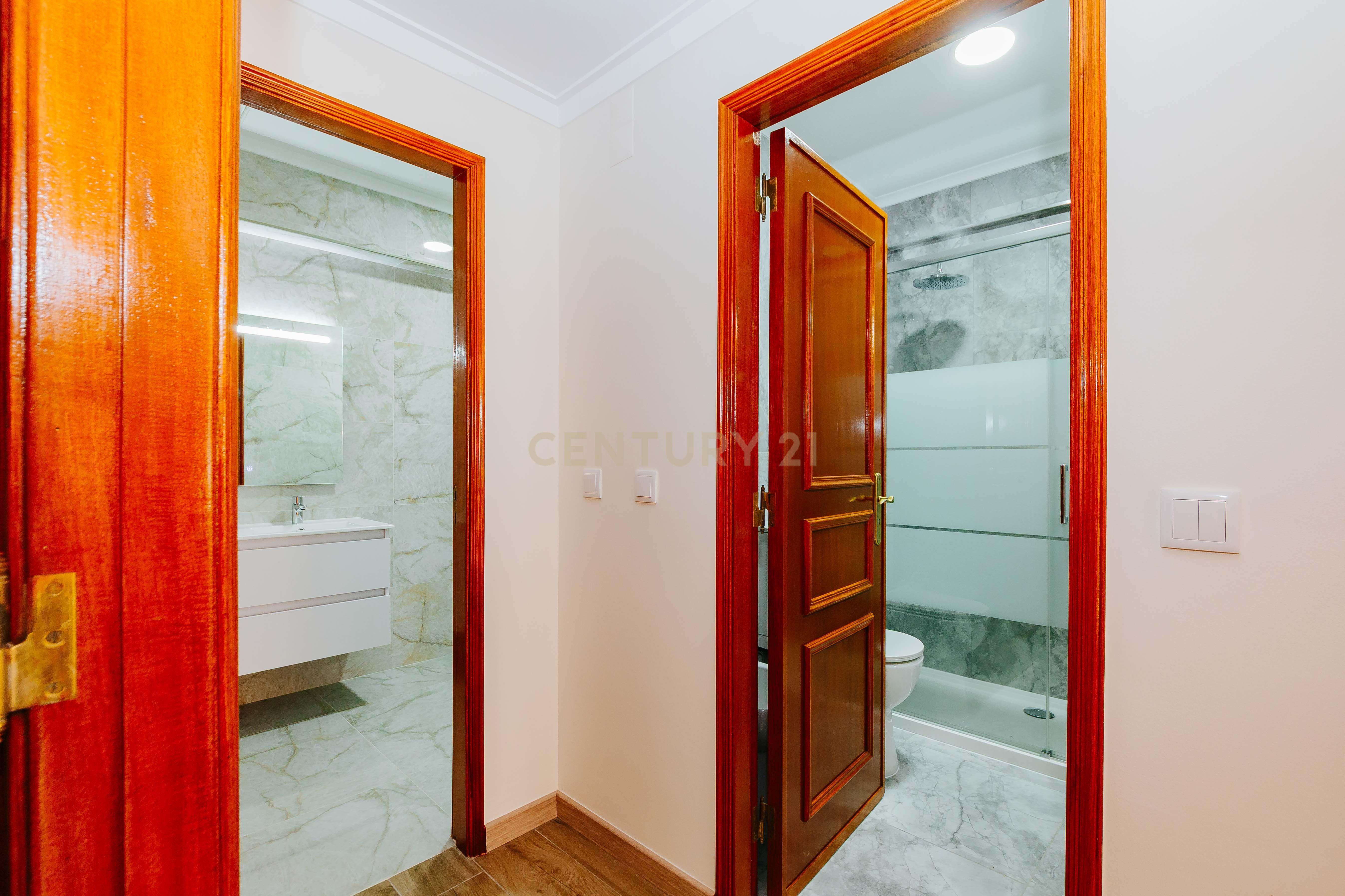 Apartamento T3 Renovado com Vista Rio em Santa Apolónia – Viva no Coração de Lisboa - Image 44