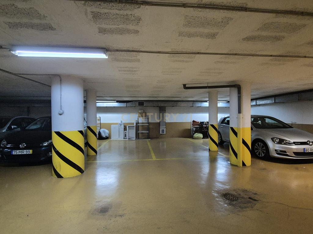 Espaçoso Apartamento T4 no Parque das Nações, Lisboa, com Garagem - Image 28