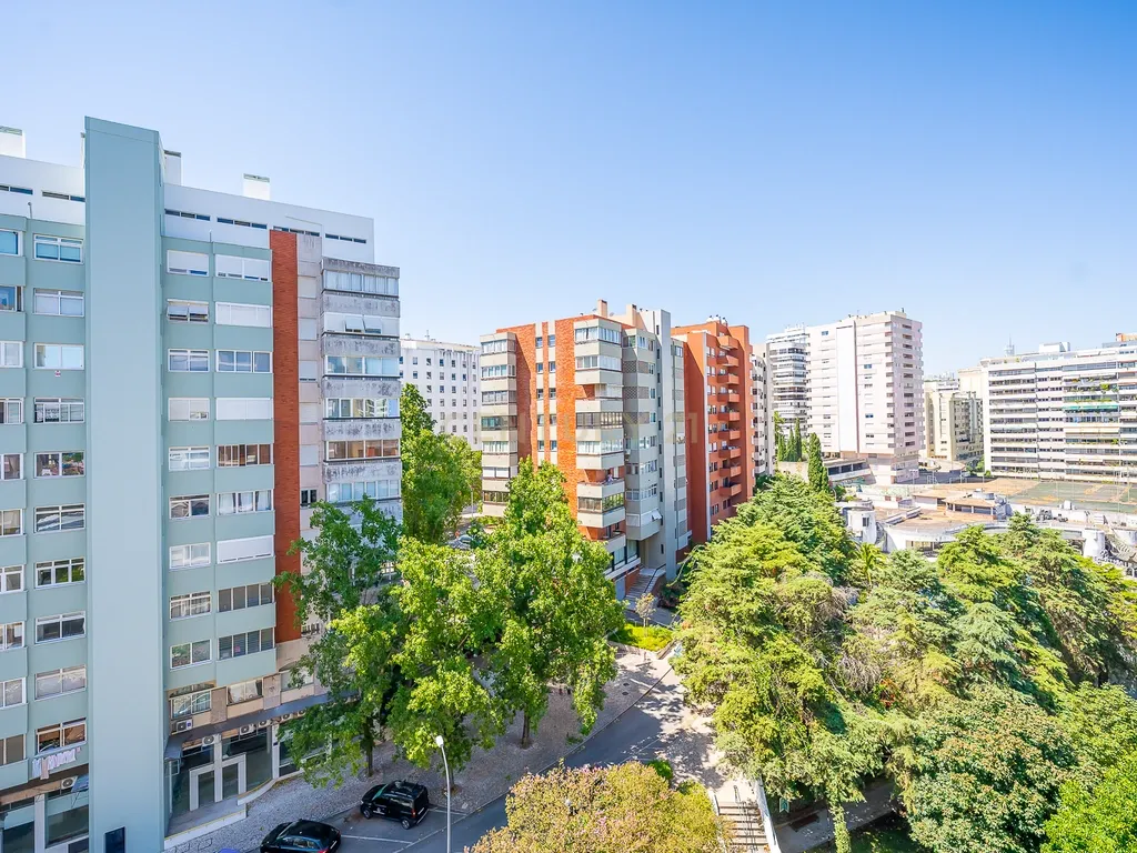 Espaçoso T3 em Miraflores - Image 22