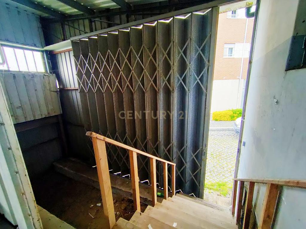 Moradia com 4 quartos, 3 armazéns e muito potencial em Freamunde, Paços de Ferreira - Image 21