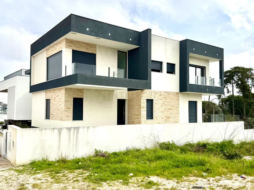 Oportunidade: Moradia T5 com jardim e piscina, na Sobreda, Almada. Em Venda! - Image 1