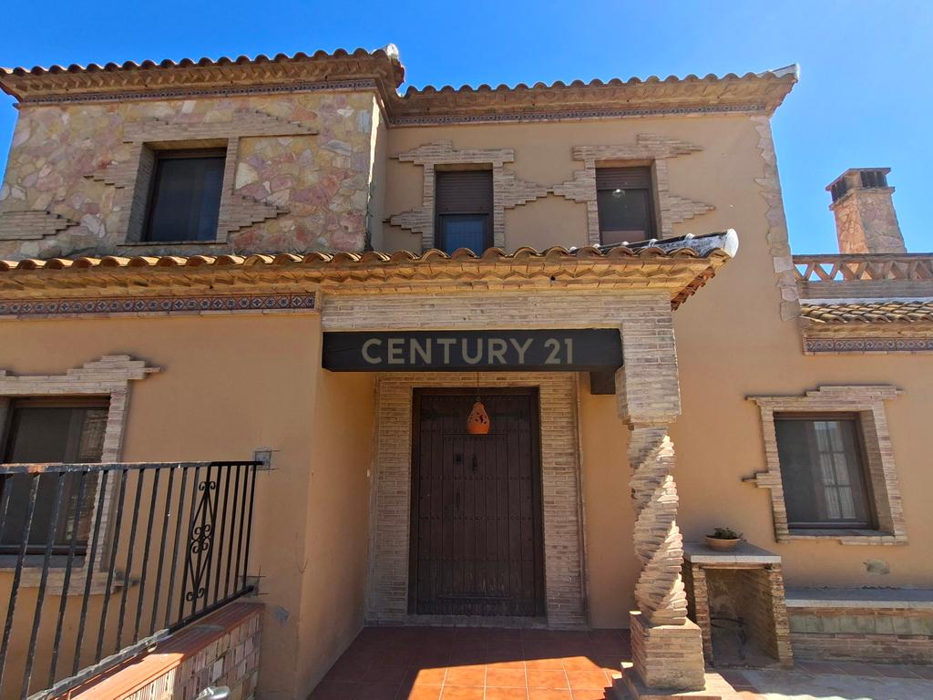 Moradia andaluza independente com piscina privada, jardim bem cuidado, cozinha exterior com churrasqueira e charme tradicional na tranquila zona residencial de Los Arroyos (Arriate), a apenas 10 minutos de Ronda e a menos de uma hora da Costa del Sol — pronta a habitar. - Image 6