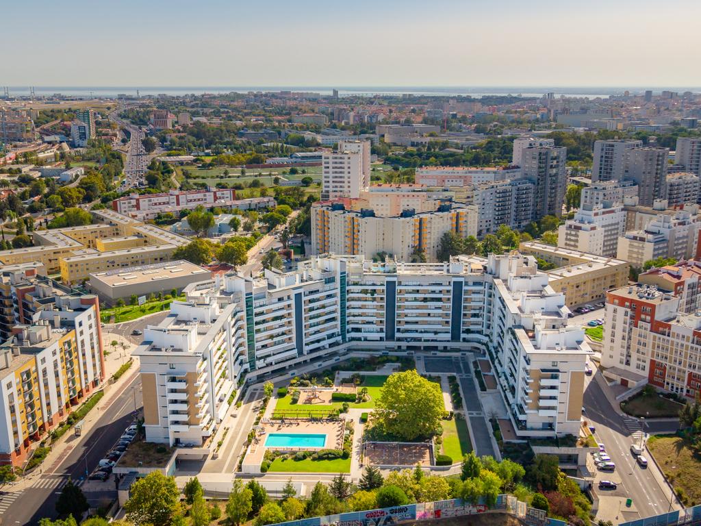 Apartamento T2 de Luxo Mobilado para arrendamento no Condomínio Pateo Central - Image 1