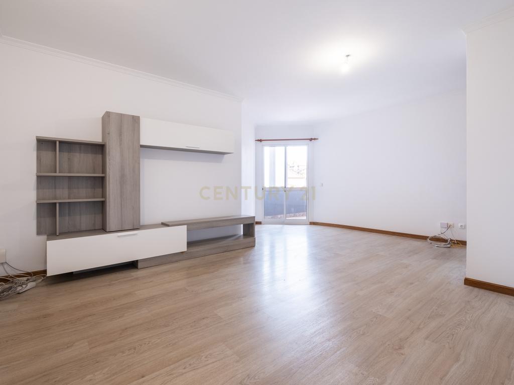 Apartamento T2 para Arrendamento – Centro do Funchal, Ilha da Madeira - Image 2