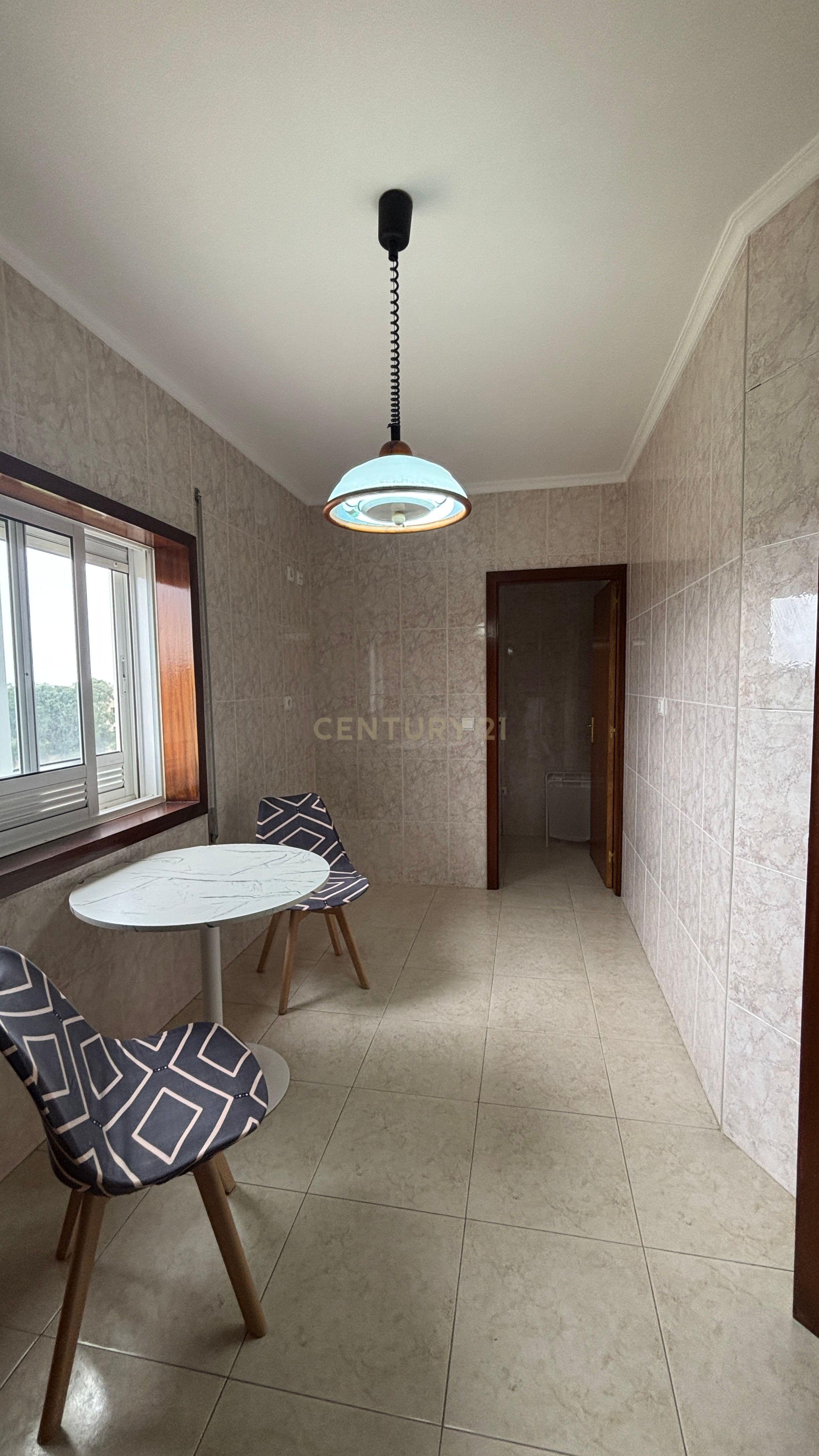 Fotografia 4 de Apartamento T3 no Último Piso com Terraço e Garagem – A Apenas 750 Metros da Praia