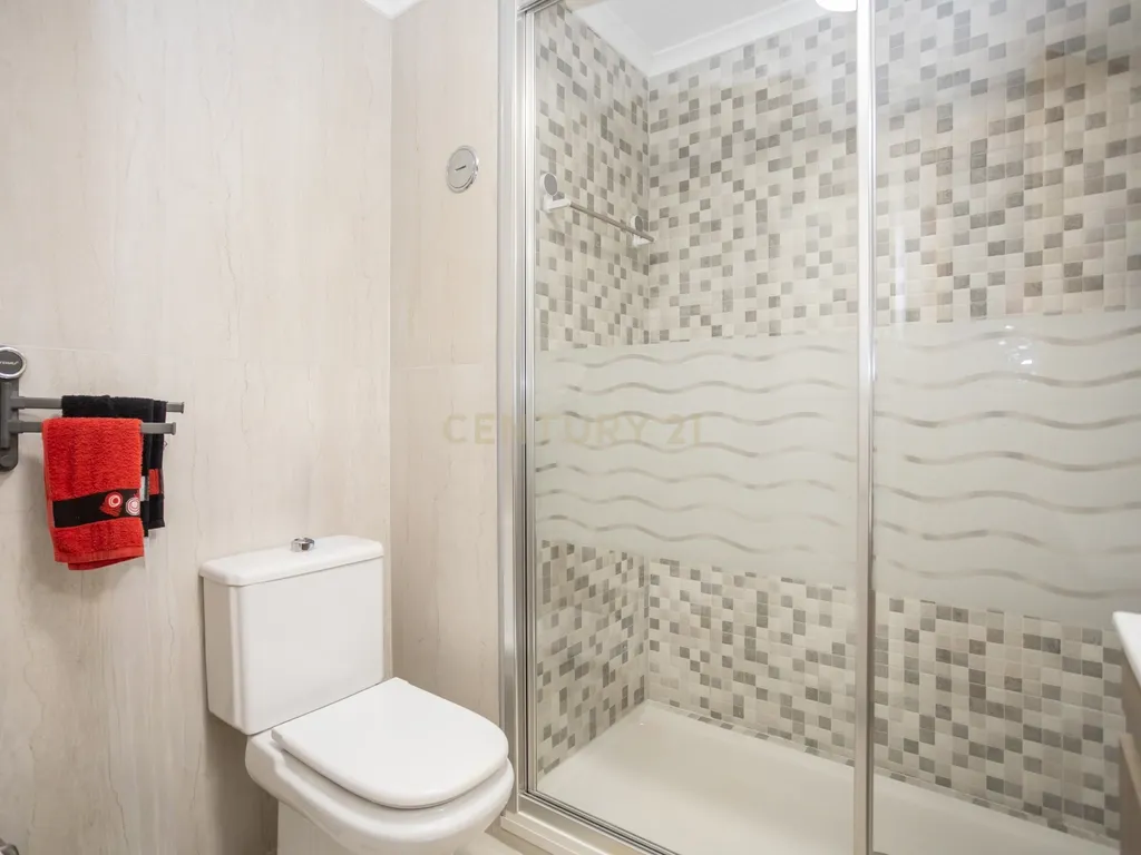 Apartamento T3 com Vista Panorâmica, no Monte da Caparica - Image 8