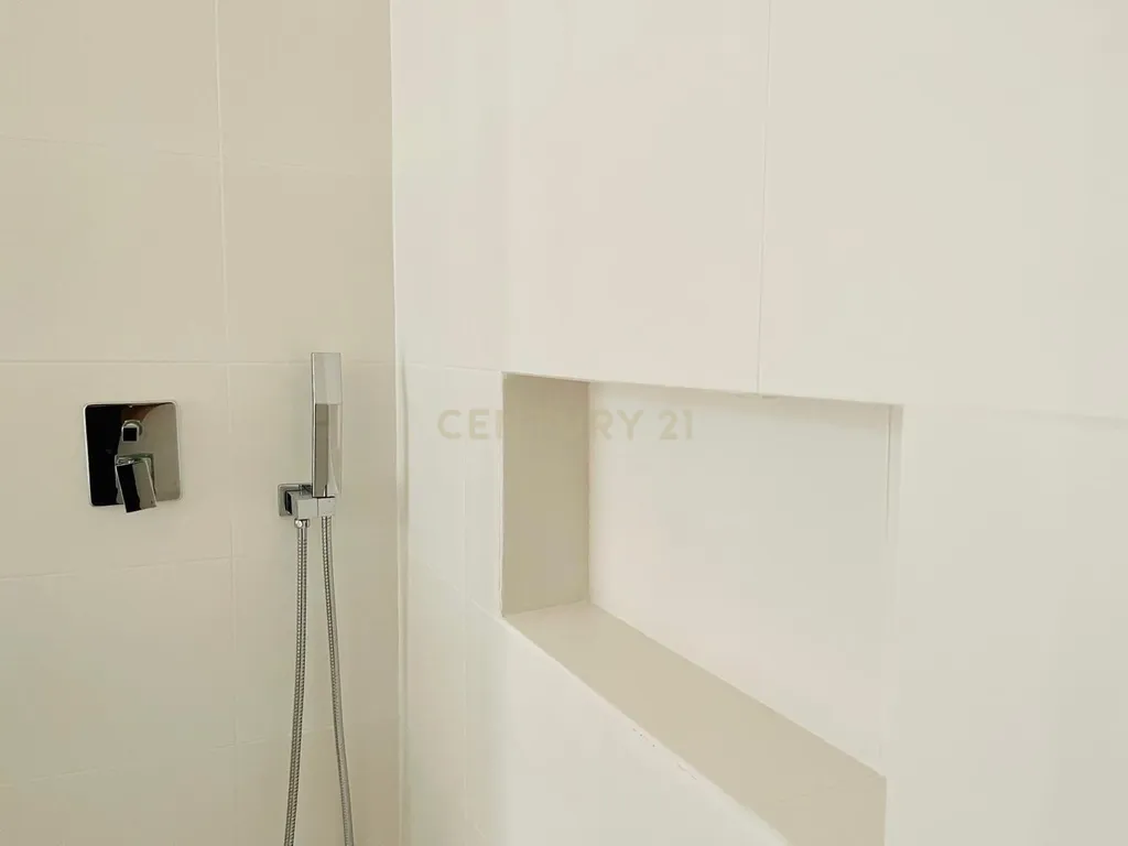 Apartamento Renovado com Vista Rio em Lisboa - Image 13