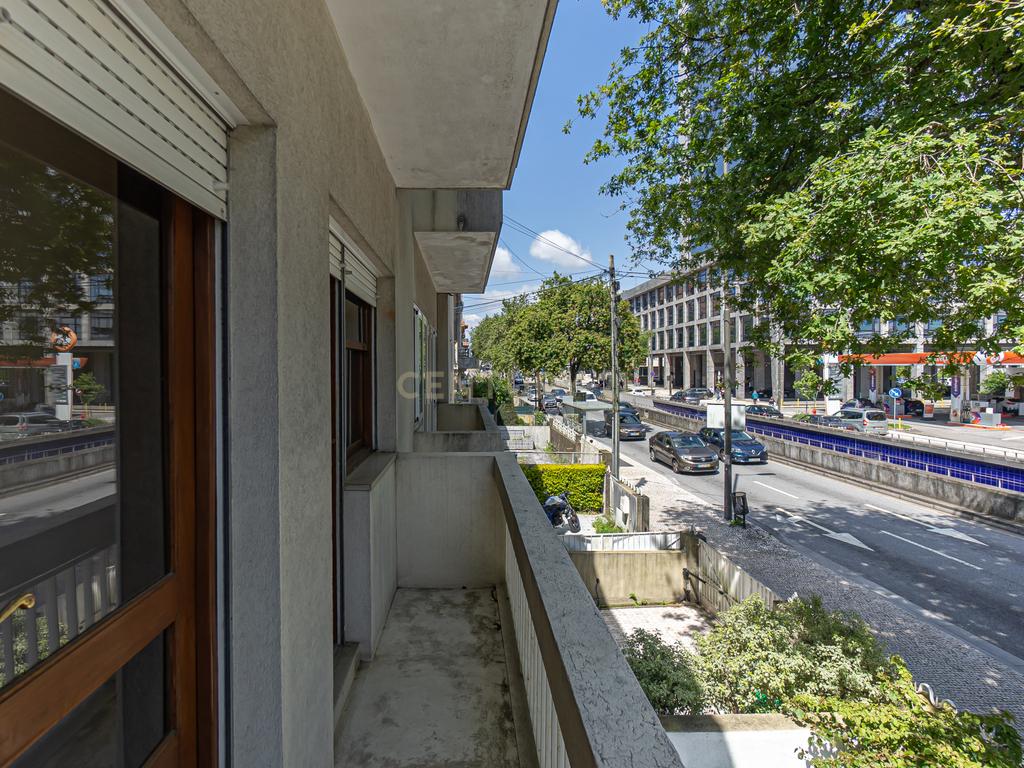 Andar Moradia T5 – Antas, Avenida Fernão de Magalhães – Porto - Image 4