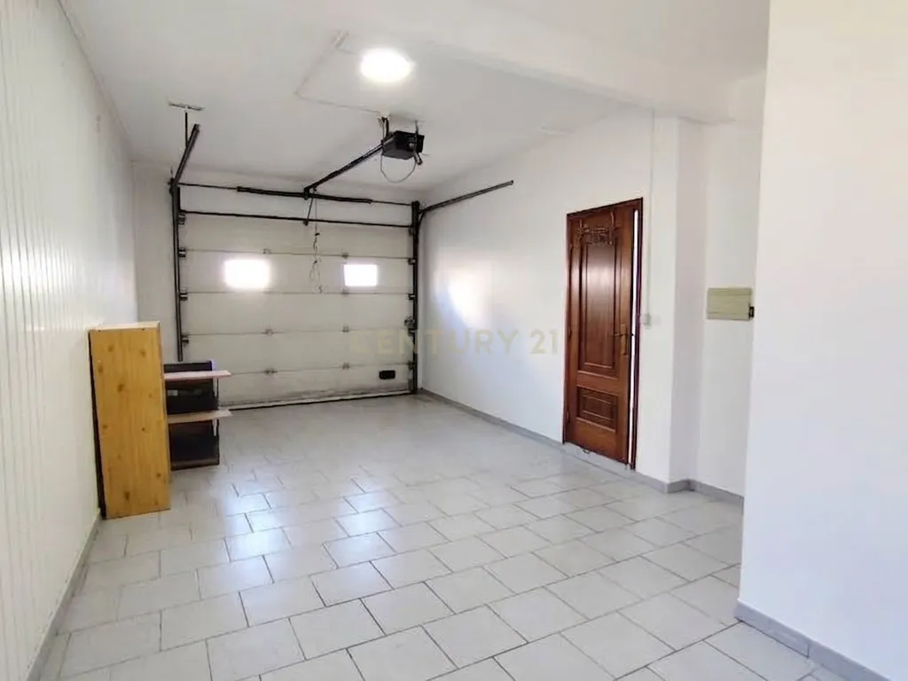 Moradia T4 numa Localização Privilegiada em Chaves - Image 23