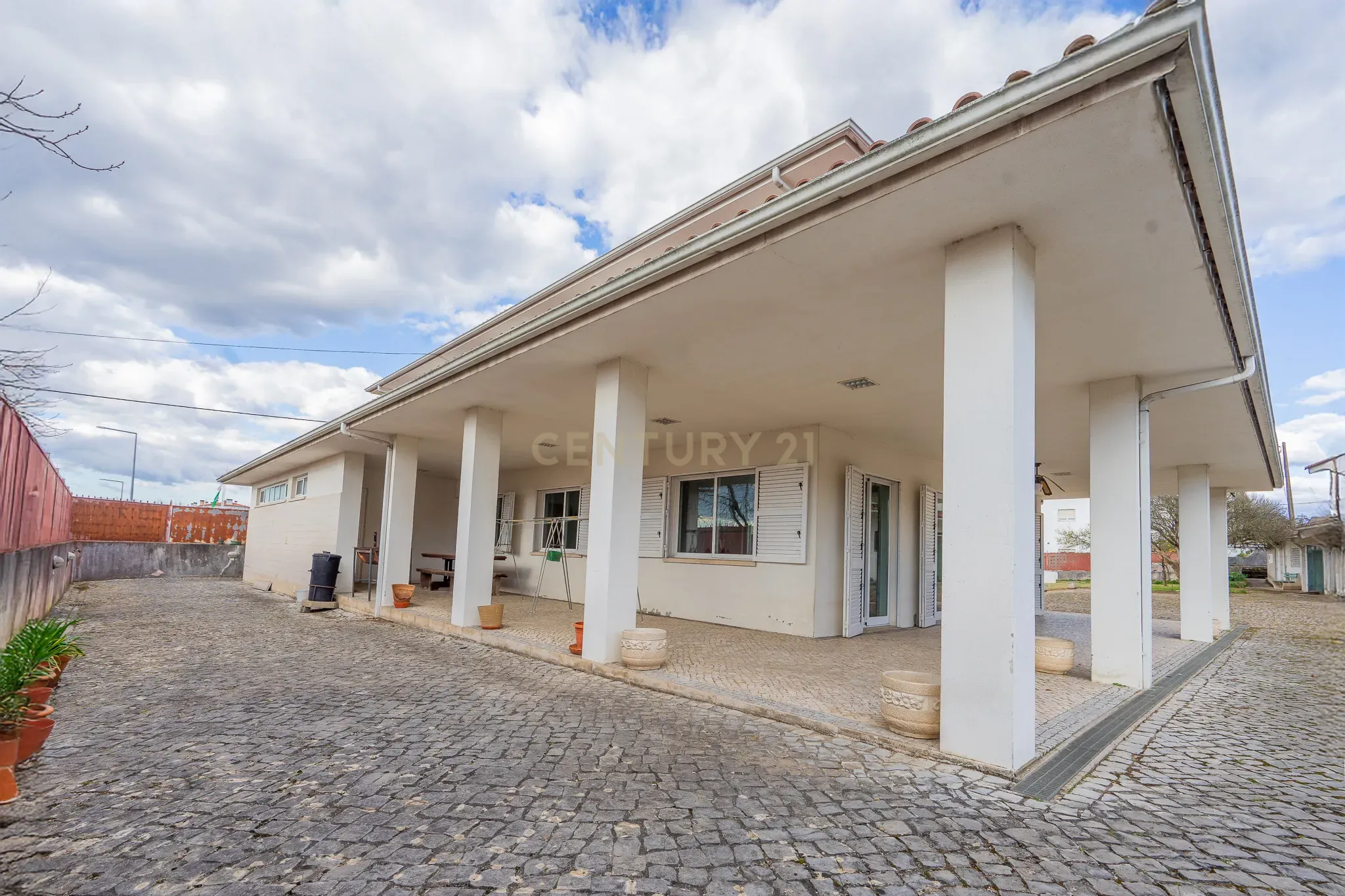 Moradia T5 com varanda coberta,terraço,piscina,jardim,poço,anexo e telheiro numa localização privilegada no centro de Lousã - Image 51