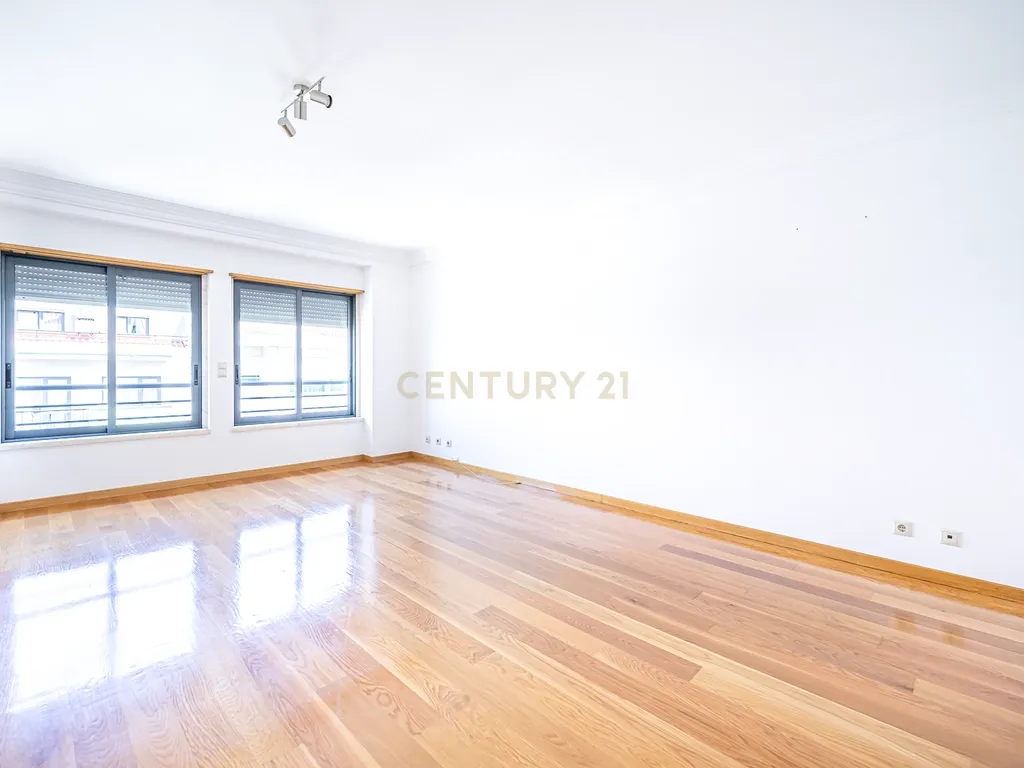 T2 com Suíte, Garagem e Arrecadação na Estefânia - Image 6