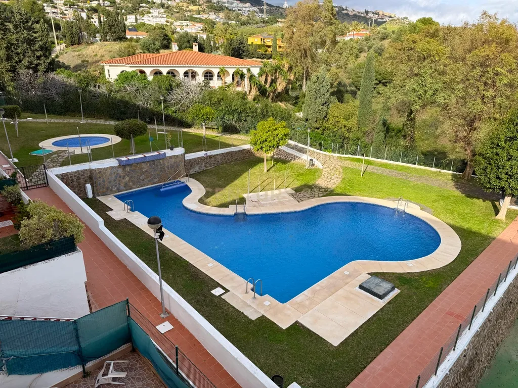Apartamento com vista mar, garagem e piscina em Carvajal - Image 19