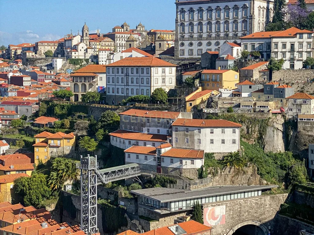 Hotel em Funcionamento no Centro do Porto | 21 Quartos e Potencial de Expansão - Image 4