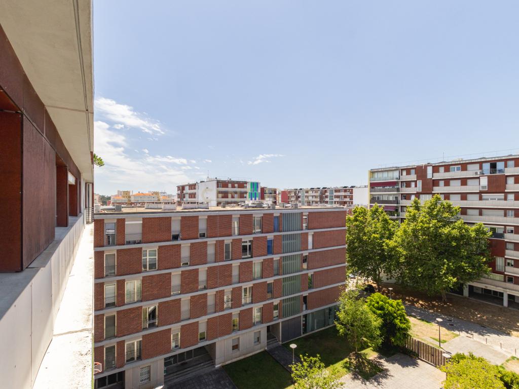 T1 Muito Espaçoso na Alta de Lisboa com Garagem e Arrecadação - Image 23