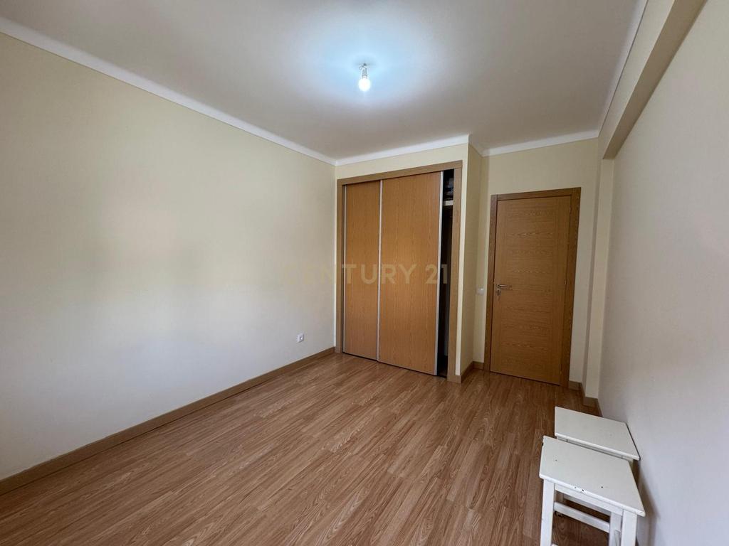 Apartamento T3 remodelado na zona do Parque Municipal - Image 11