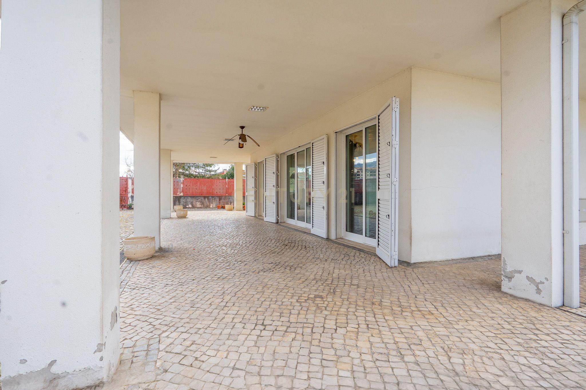 Moradia T5 com varanda coberta,terraço,piscina,jardim,poço,anexo e telheiro numa localização privilegada no centro de Lousã - Image 53