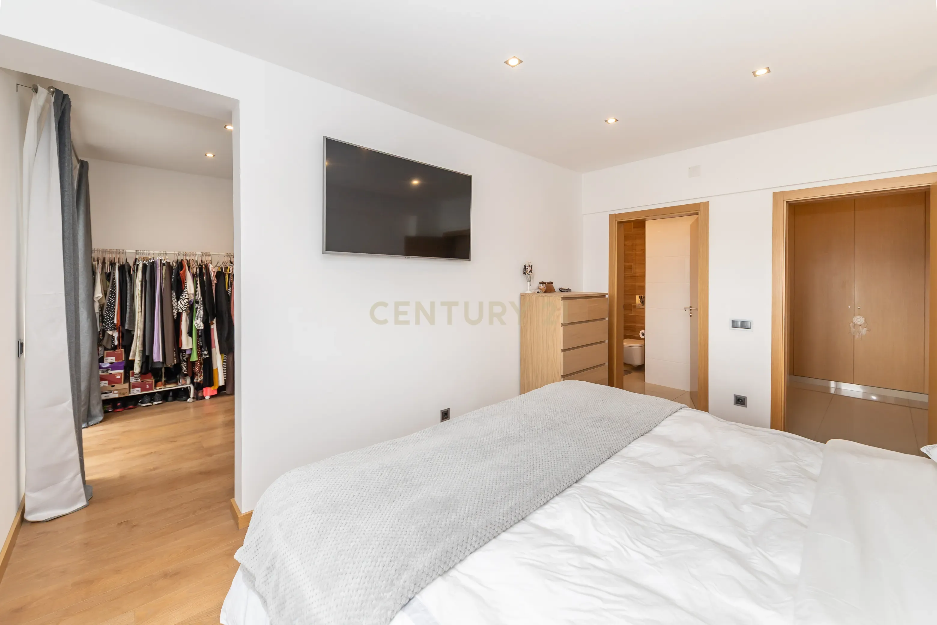 Apartamento T4 convertido em T3 - Totalmente Renovado com Materiais Premium no Centro de Setúbal - Image 16