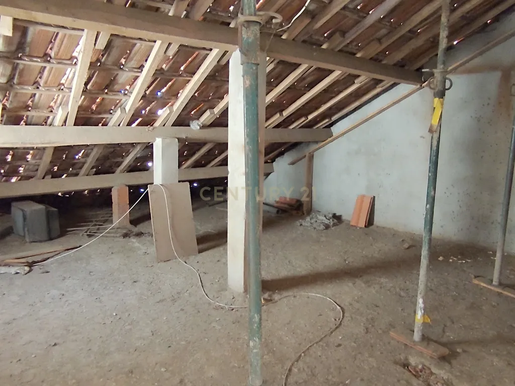 Oportunidade Única, Sótão de 84m² para Recuperação - Image 8
