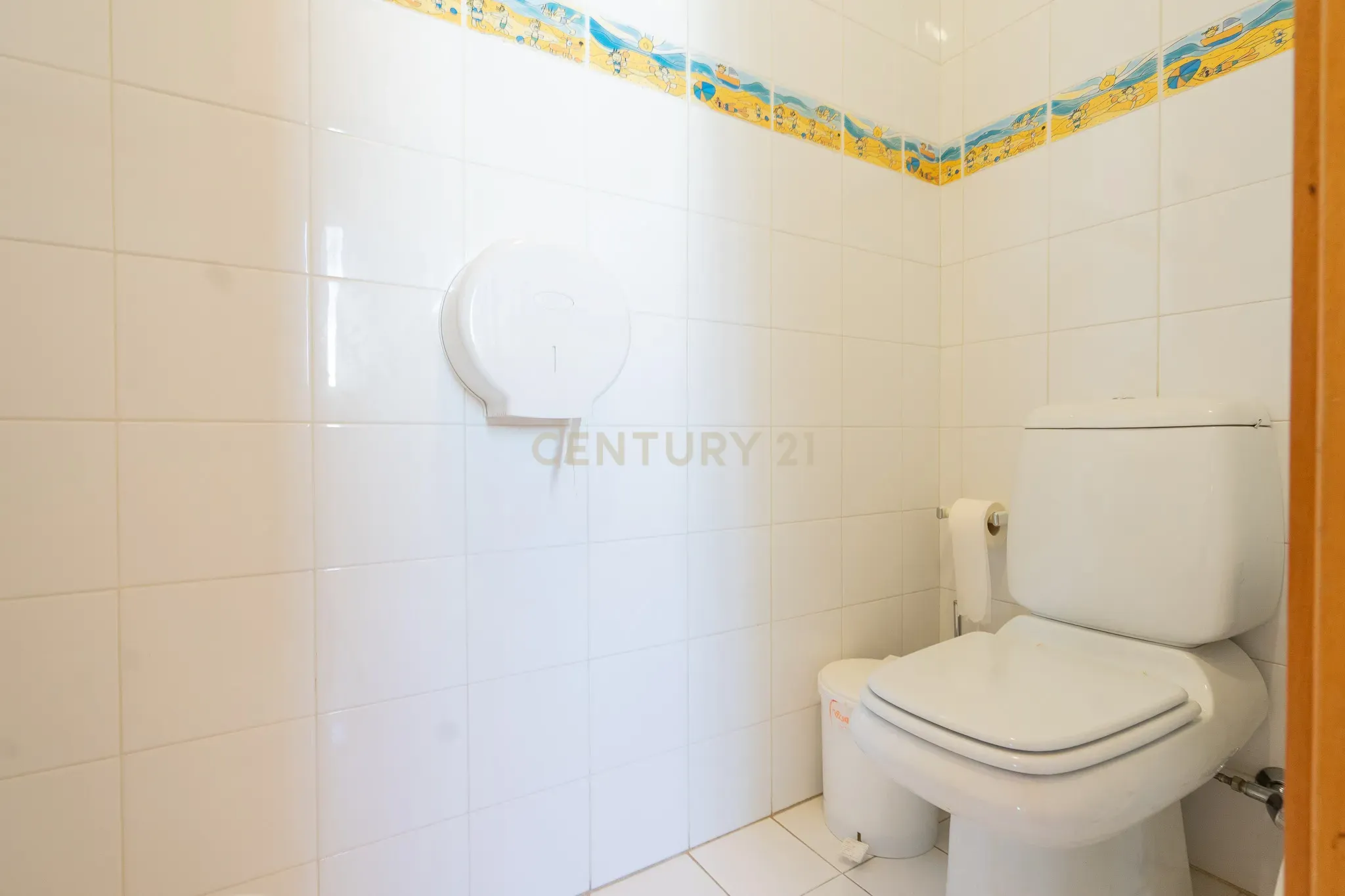 Moradia T5 com varanda coberta,terraço,piscina,jardim,poço,anexo e telheiro numa localização privilegada no centro de Lousã - Image 45