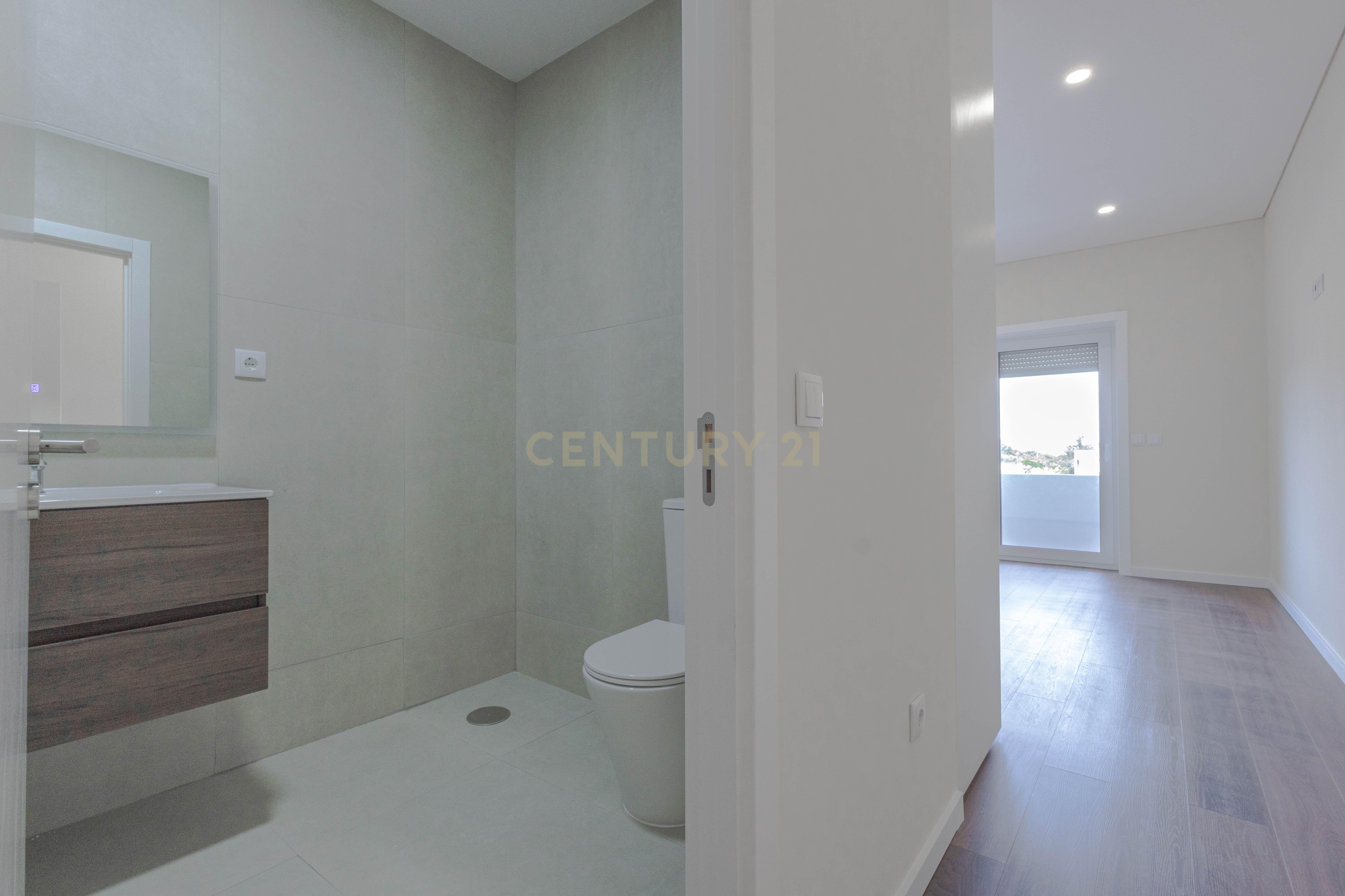 Fotografia 10 de Apartamento T2 Novo com 2 Suítes, Varanda e Lugar Duplo de Garagem