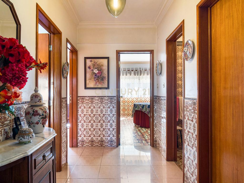 Moradia T3 em Porto Salvo | 213 m² | Garagem | Pátio e Jardim - Image 14