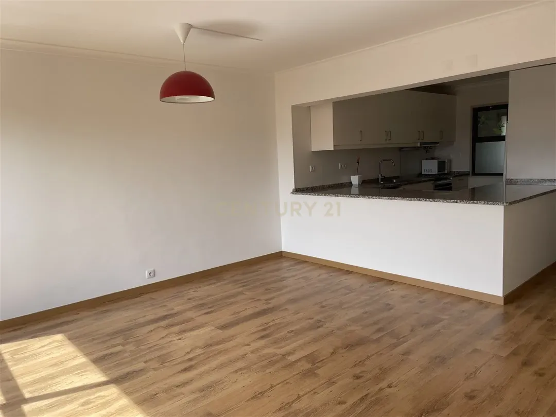 Apartamento T3 Duplex em Telheiras – 104 m², Estacionamento e Arrecadação - Image 5