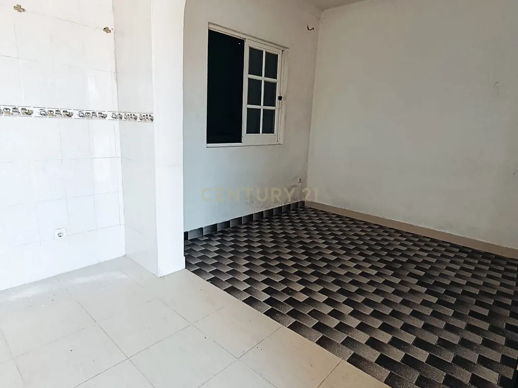 Quinta 8000m2 com 4 Moradias T2 e T3 - Image 5