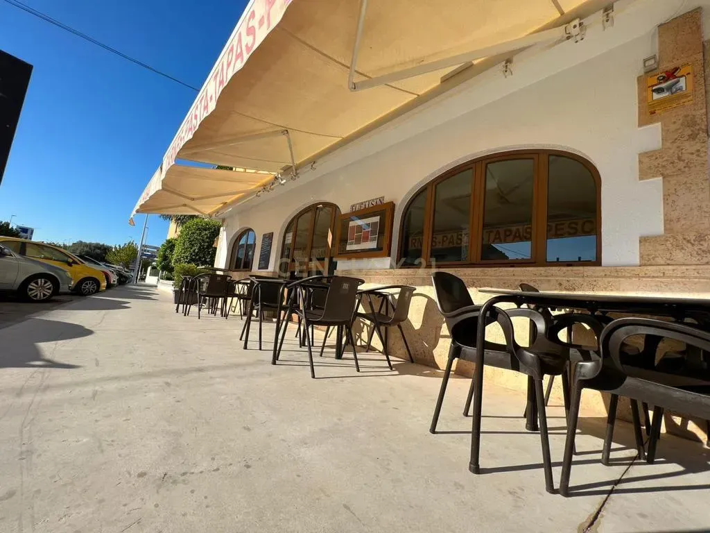 Vende-se restaurante com arrecadações em localização privilegiada – Praia do Arenal, Xàbia. - Image 1