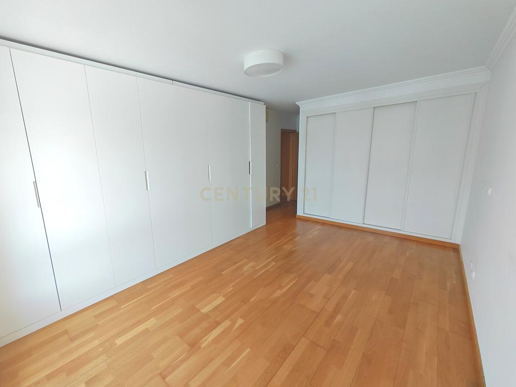 Imóvel T3 espaçoso nas Picoas, com 3 WC, 2 estacionamentos - Image 15