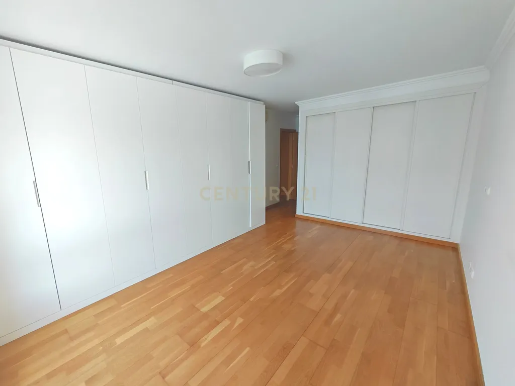 Imóvel T3 espaçoso nas Picoas, com 3 WC, 2 estacionamentos - Image 15