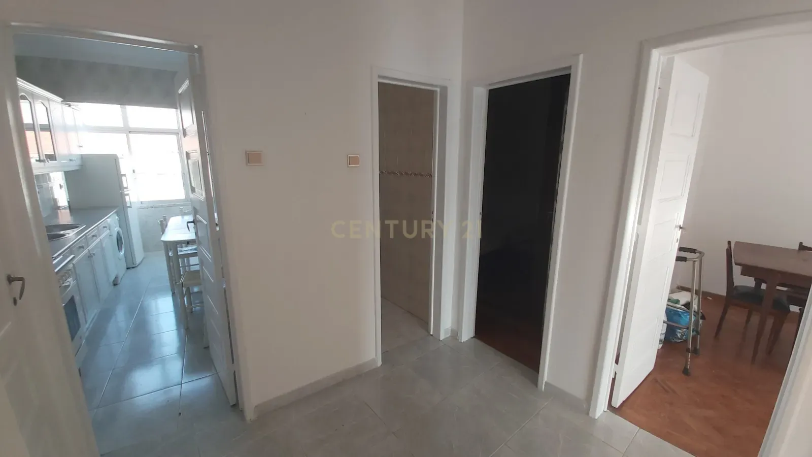 Fotografia 11 de Apartamento T2 em Almada na Av. Nuno Alvares Pereira.