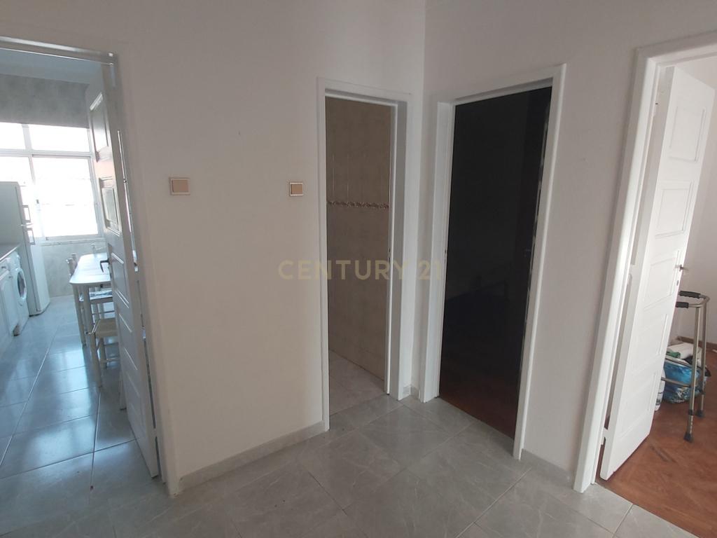 Apartamento T2 em Almada na Av. Nuno Alvares Pereira. - Image 11